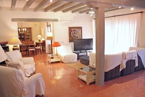 A living room with white furniture, a television, and a painting on the wall. - Splendid marina villa (Cambrils)