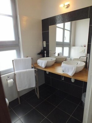 Familie suite, airconditioning, uitzicht op tuin | Badkamer