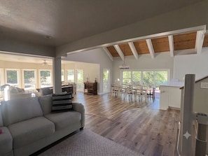 Smart TV, video games - Waterfront POOL with 4100 sqft home in the Country. Fish too! (Millville)