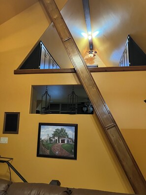 Eine Holzhandrail führt zu einem Balkon im zweiten Stock.