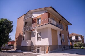 A multi-story residential building with balconies, a visible staircase, and a clear sky. - A cozy 100 square meters apartment, perfect for six people, located on the first floor of a building without an elevator.The property is located in Quarto, a small village in the municipality of Gossolengo. The location is ideal for those seeking a relax (Quarto)