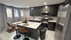 Unclassified image, 3 of 8, button - 3-bedroom apartment in lovely Chicago with AC and comfort (Chicago)
