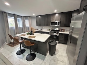 Fridge, microwave, oven, stovetop - 3-bedroom apartment in lovely Chicago with AC and comfort (Chicago)