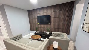 Unclassified image, 4 of 8, button - 3-bedroom apartment in lovely Chicago with AC and comfort (Chicago)