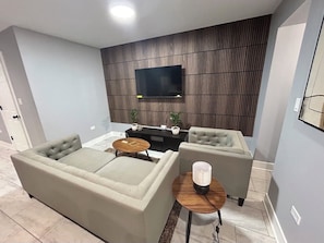 Smart TV - 3-bedroom apartment in lovely Chicago with AC and comfort (Chicago)