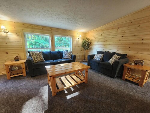 4 bed/2 bath on Conneaut Creek w/ Movie Theater, Fire Pit, Grill, A/C & More
