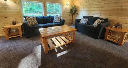 4 bed/2 bath on Conneaut Creek w/ Movie Theater, Fire Pit, Grill, A/C & More