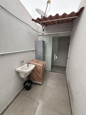Regadera y papel de baño