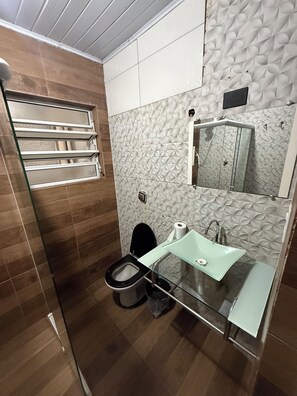 Regadera y papel de baño