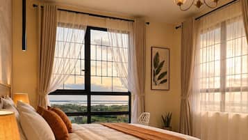 4 bedrooms, iron/ironing board, WiFi, bed sheets