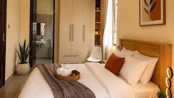 4 bedrooms, iron/ironing board, WiFi, bed sheets