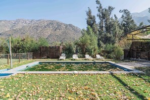 A swimming pool with lounge chairs, surrounded by trees and mountains. - Habitacion compartida 10 pers Wifi Tinajas Cocina (San José de Maipo)