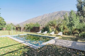 A swimming pool with a wooden deck, surrounded by trees and a mountain in the background. - Habitacion compartida 10 pers Wifi Tinajas Cocina (San José de Maipo)