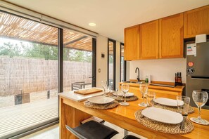 Cafetera y tetera, refrigerador, parrilla de estufa y tetera eléctrica 