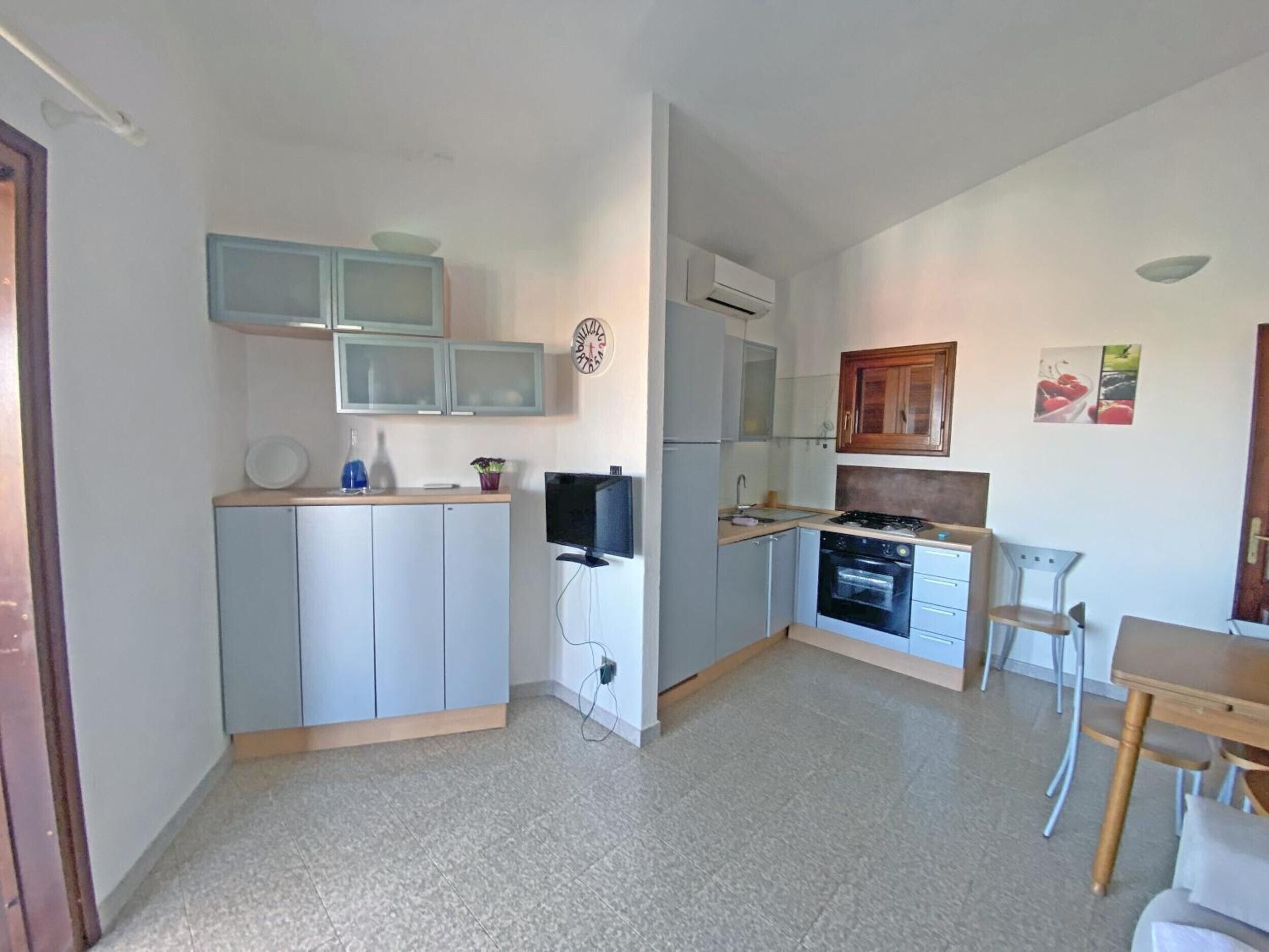 Frigorifero, forno, piano cottura, macchina per tè/caffè