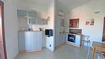 Fridge, oven, stovetop, coffee/tea maker