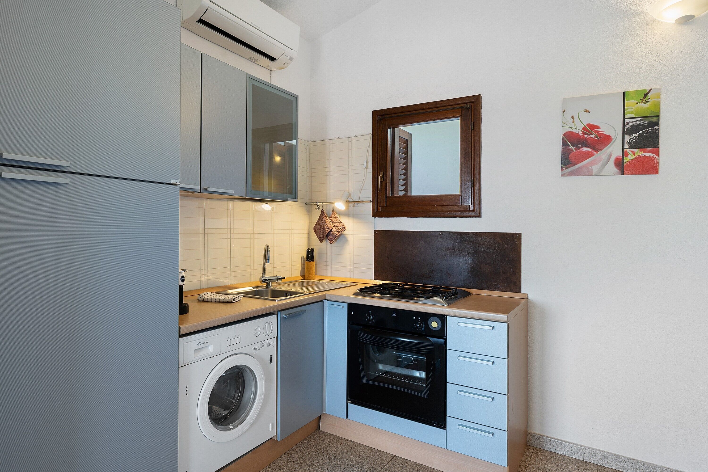 Coffee/tea maker, fridge, oven, stovetop