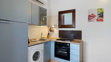 Coffee/tea maker, fridge, oven, stovetop