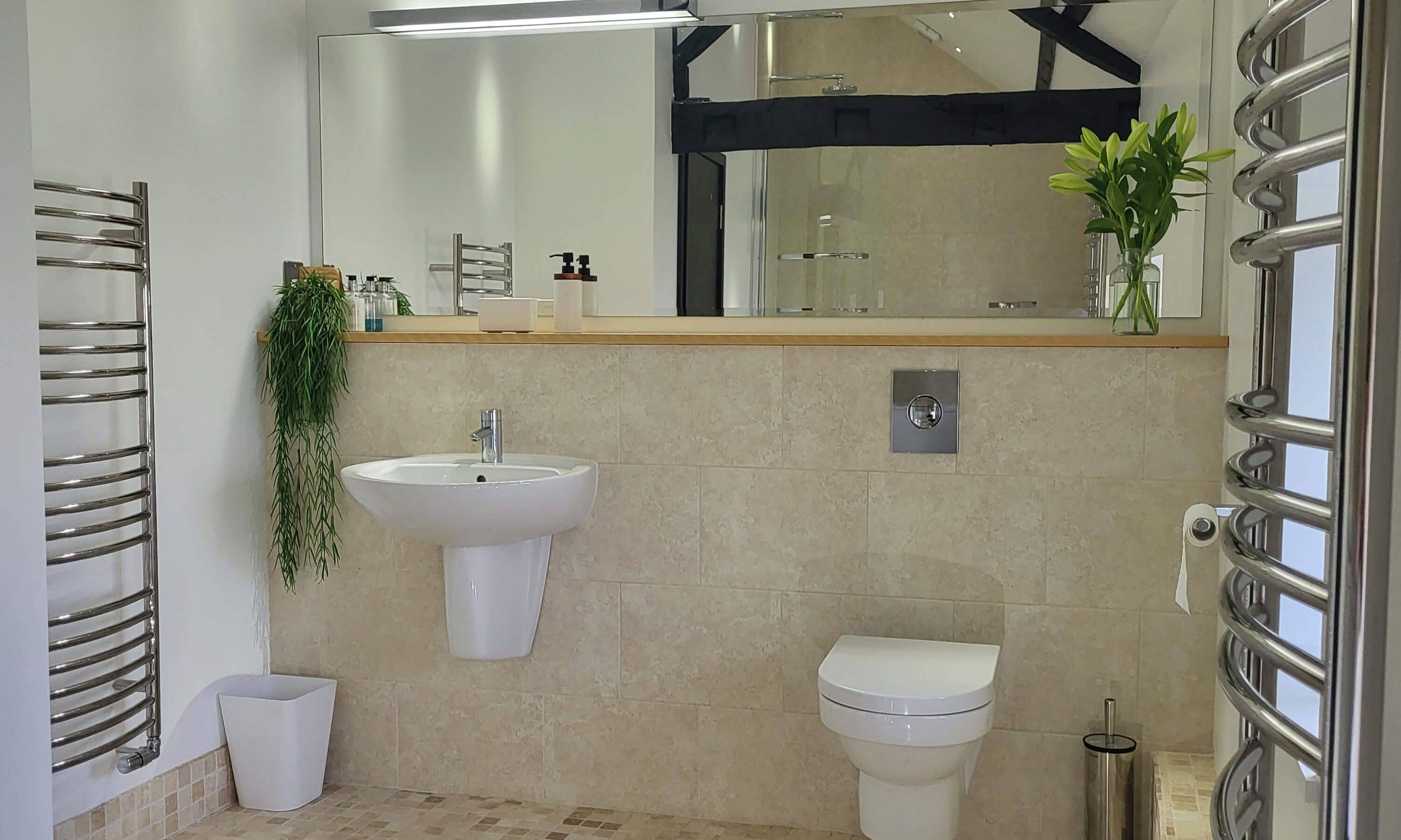 Un baño moderno con lavamanos, inodoro y toallero.