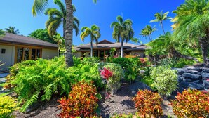 A tropical garden with palm trees, ferns, and a variety of colorful plants. - Spacious Ocean View Villa in Beautiful Mauna Lani Resort with AC (Mauna Lani Resort)