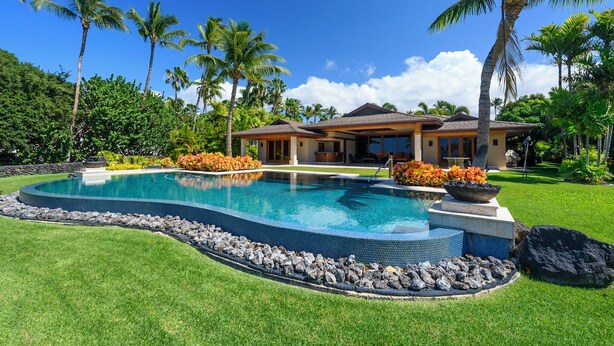 A house with a swimming pool, surrounded by palm trees and a well-maintained lawn. - Spacious Ocean View Villa in Beautiful Mauna Lani Resort with AC (Mauna Lani Resort)