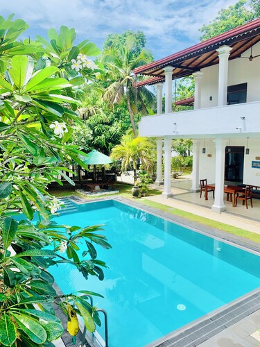 Lux 5-bedroom Villa with private pool in tranquil Hikkaduwa