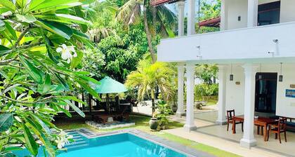 Lux 5-bedroom Villa with private pool in tranquil Hikkaduwa