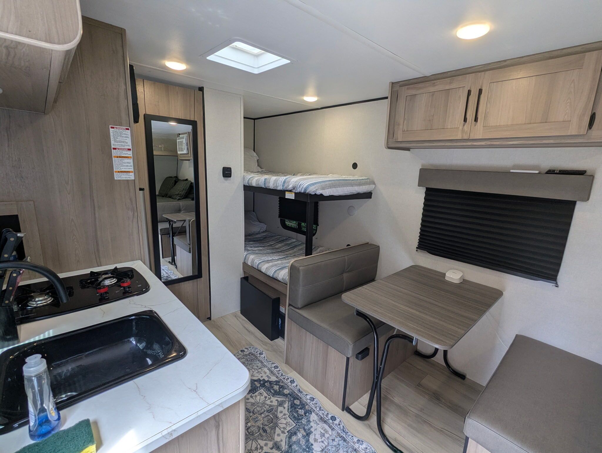 1 室のベッドルーム、WiFi、ベッドシーツ. Modern Camper in the Heart of Danville