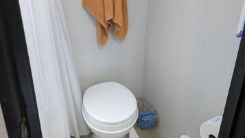 Douche, sèche-cheveux, serviettes fournies, savon