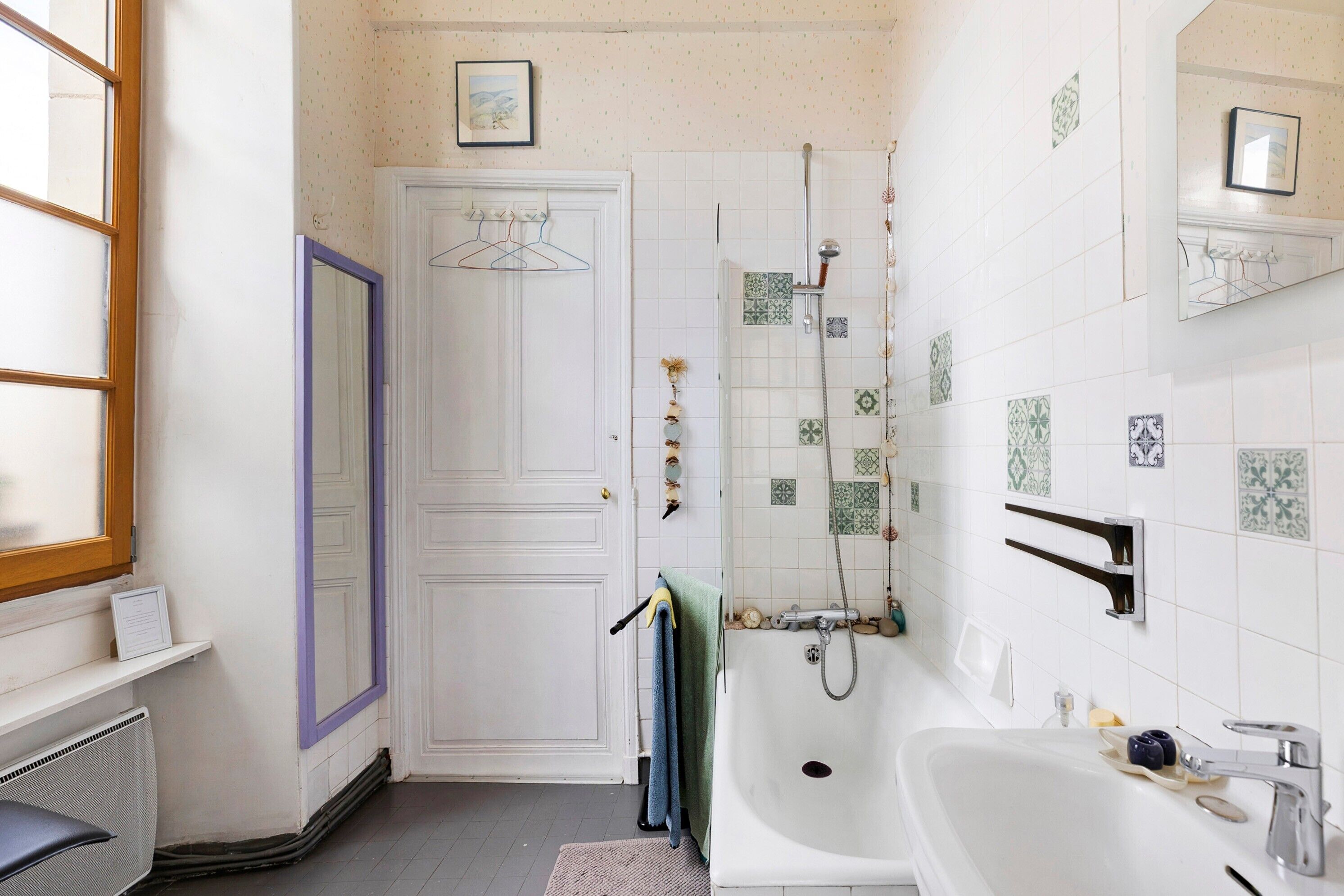 Douche, sèche-cheveux, serviettes fournies