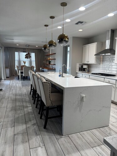 Spacious 4 bedroom 4 bath Retreat with Beautiful Pool in Glendale. Sleeps 10-12