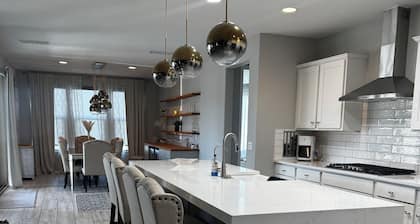 Spacious 4 bedroom 4 bath Retreat with Beautiful Pool in Glendale. Sleeps 10-12