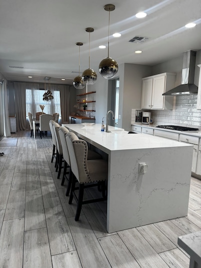 Spacious 4 bedroom 4 bath Retreat with Beautiful Pool in Glendale. Sleeps 10-12