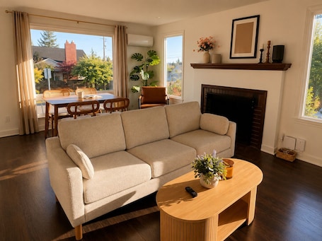 Smart TV. Sunset Views over Puget Sound | 4BR West Seattle