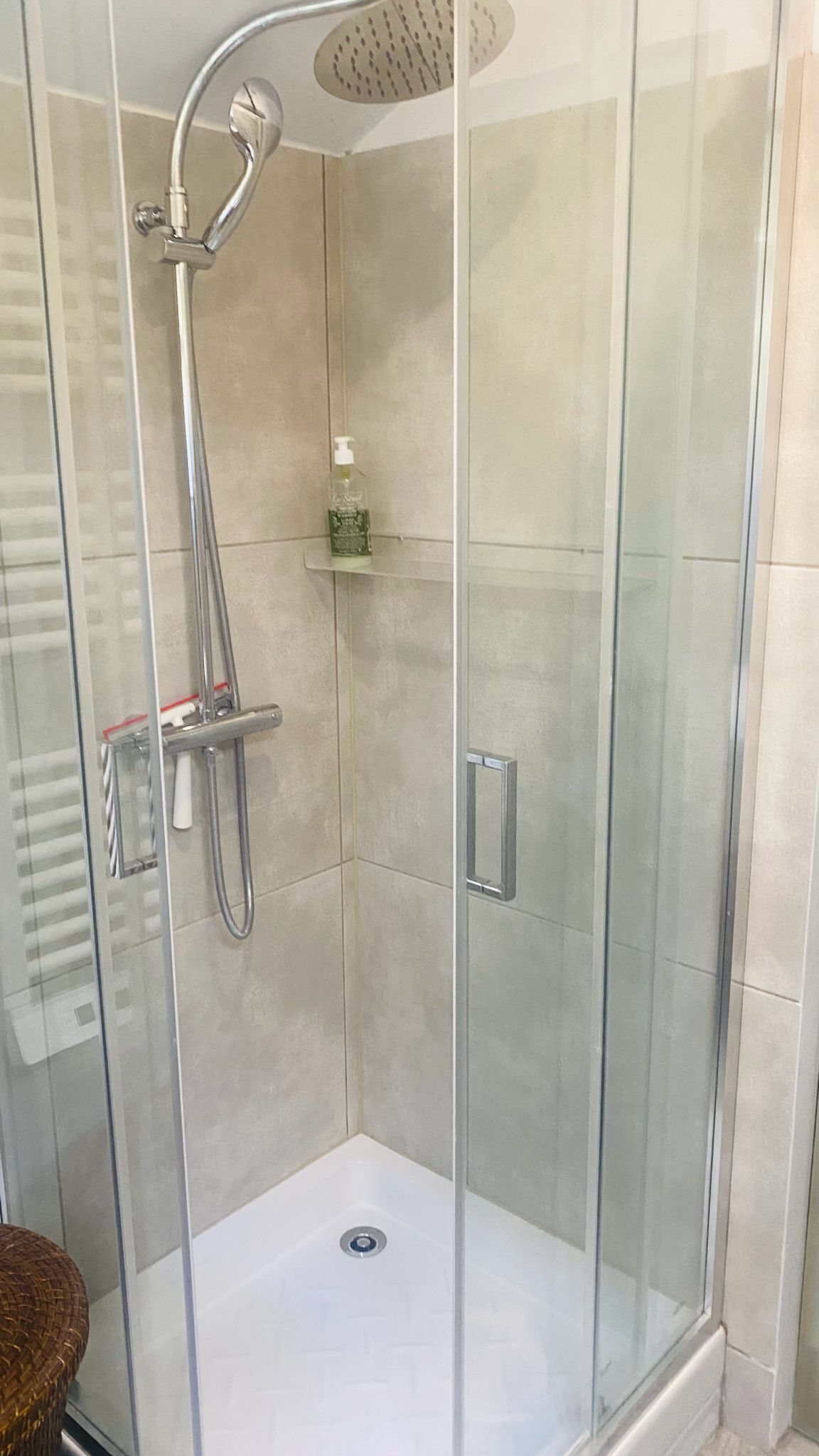 Douche, sèche-cheveux, serviettes fournies, savon