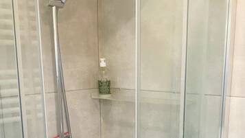 Douche, sèche-cheveux, serviettes fournies, savon