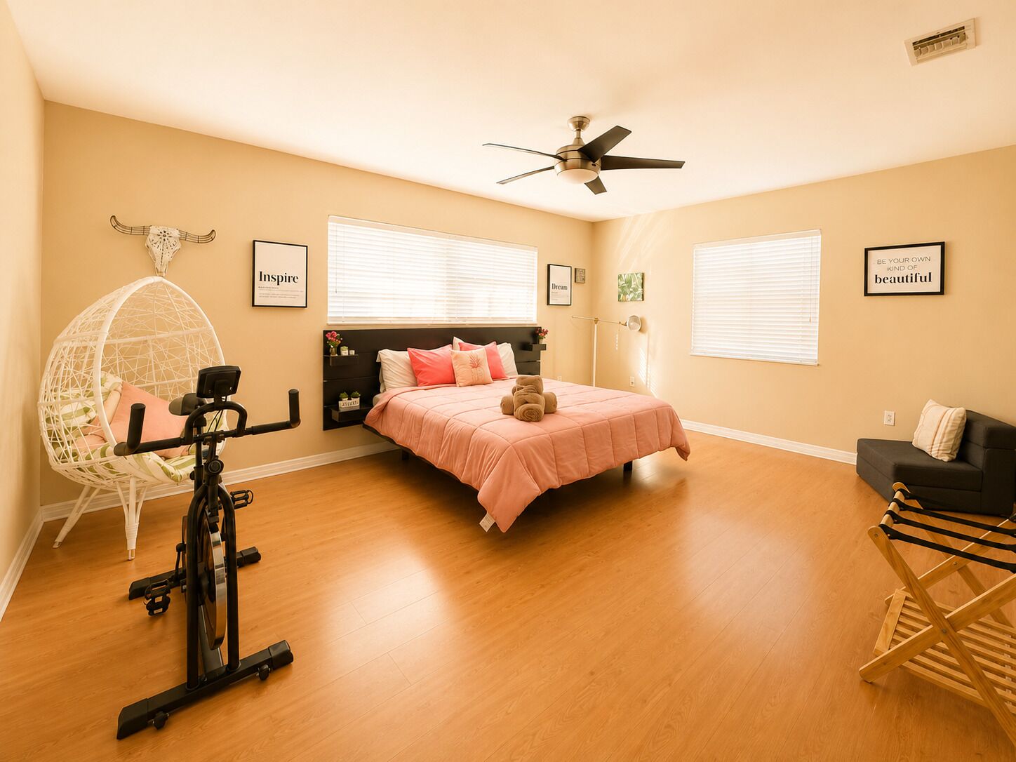 4 habitaciones, tabla de planchar con plancha, internet y ropa de cama 