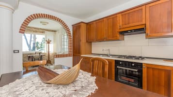 Fridge, oven, stovetop, toaster
