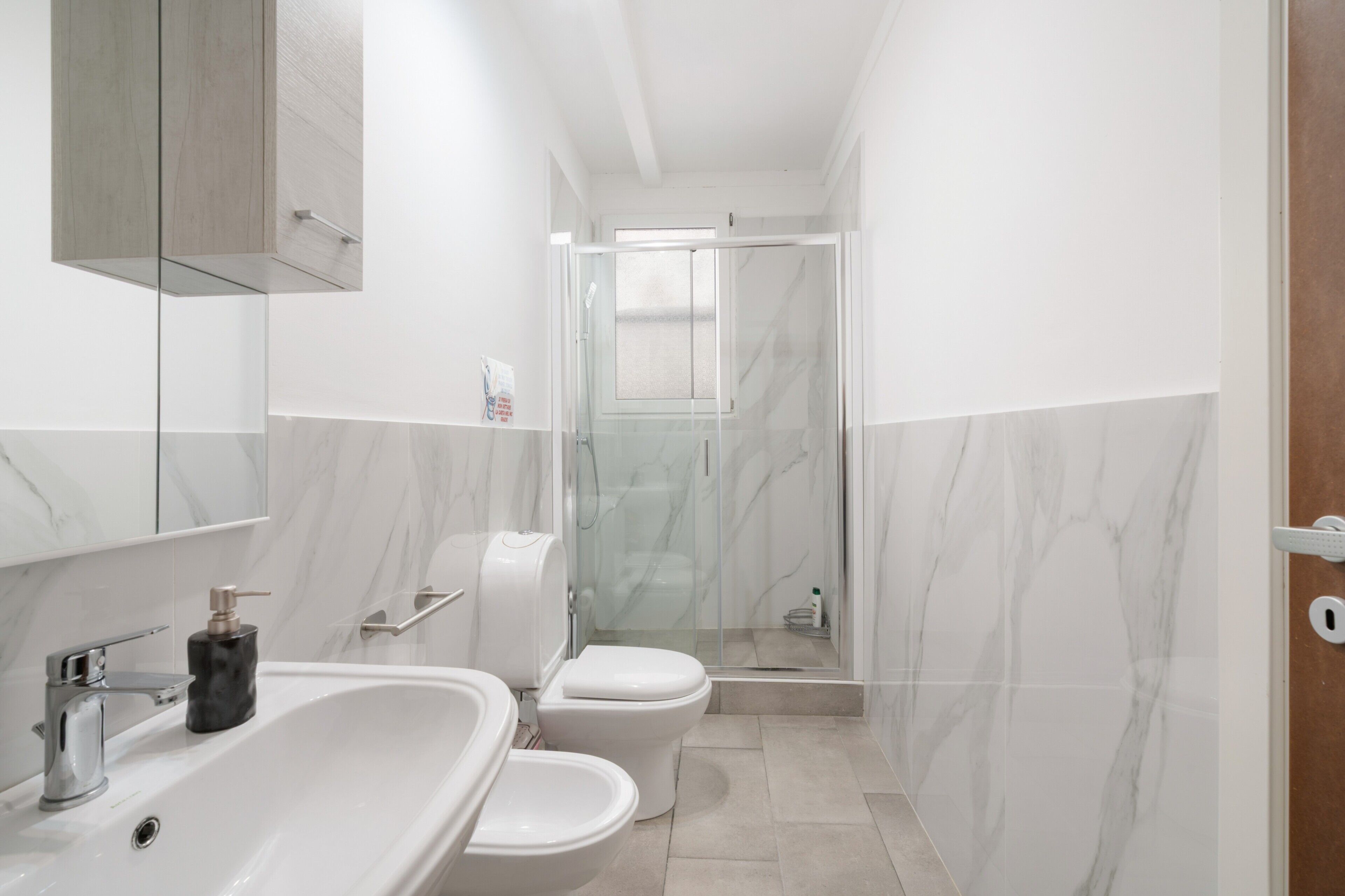 Ein modernes Badezimmer mit Waschbecken, Toilette und Dusche.