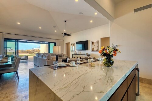 Luxury Coastal Retreat - Pool & World-class Golf