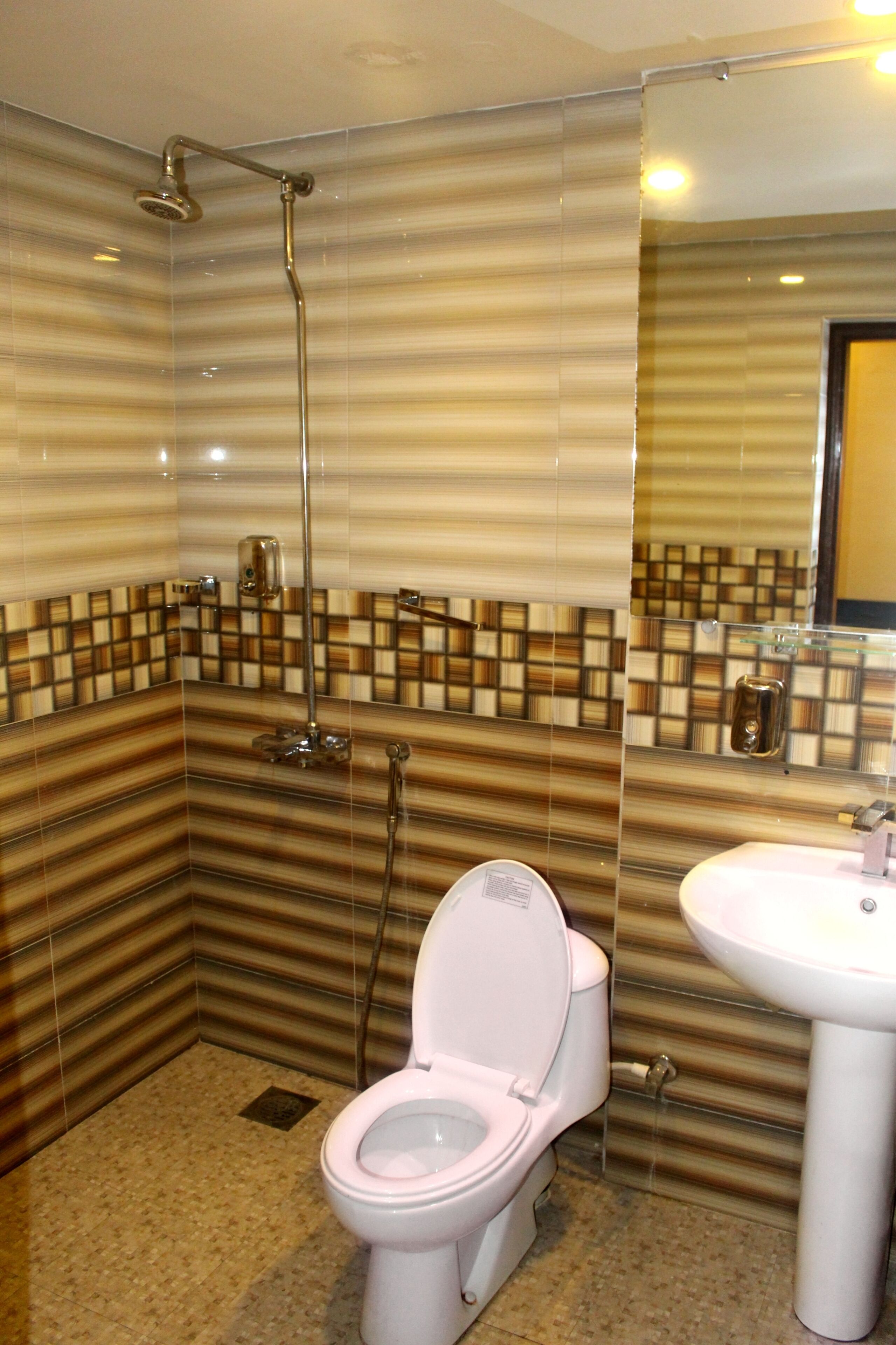 Habitación ejecutiva doble de uso individual, vistas al jardín | Baño | Jabón, champú y papel higiénico