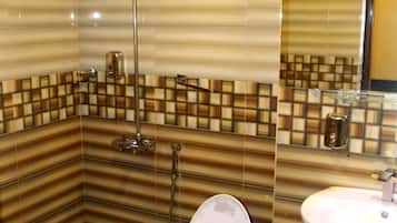 Habitación ejecutiva doble de uso individual, vistas al jardín | Baño | Jabón, champú y papel higiénico