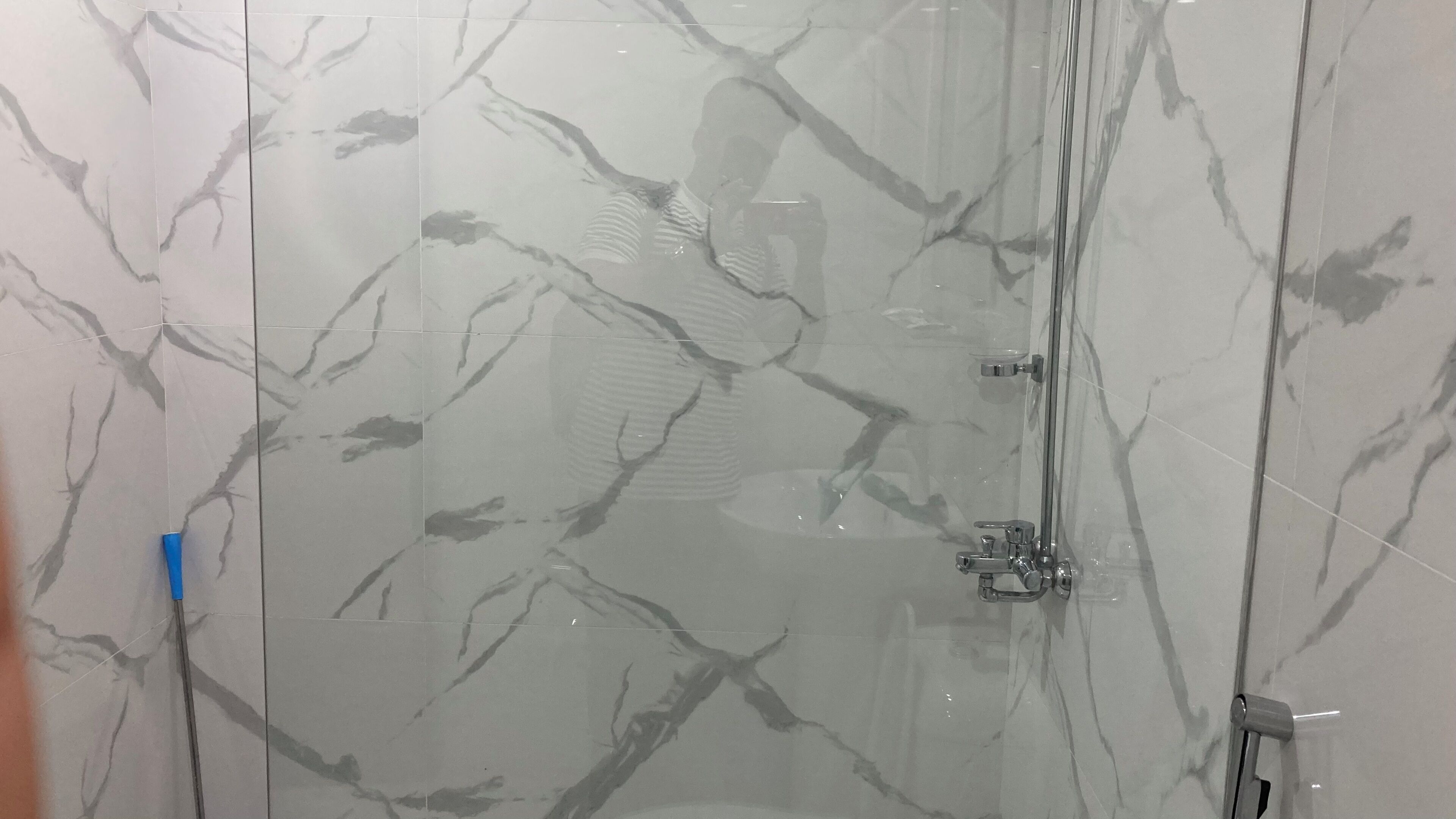 Deluxe Triple Room | Bathroom | Soap, shampoo, toilet paper