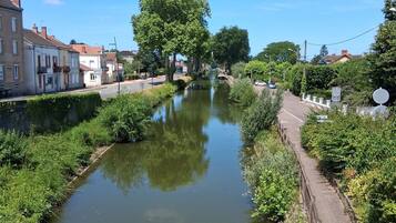 Een rivier met een houten looppad aan de ene kant en gebouwen aan de andere kant.