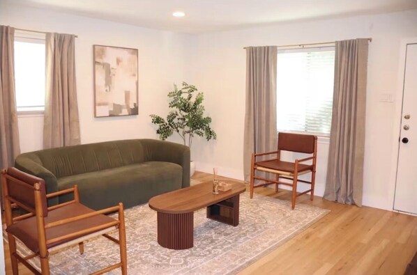 Living area - Perfect 1-bedroom apartment with AC in beautiful Dallas (Dallas)