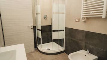 Tweepersoonskamer, balkon | Badkamer | Een haardroger, handdoeken, zeep, shampoo
