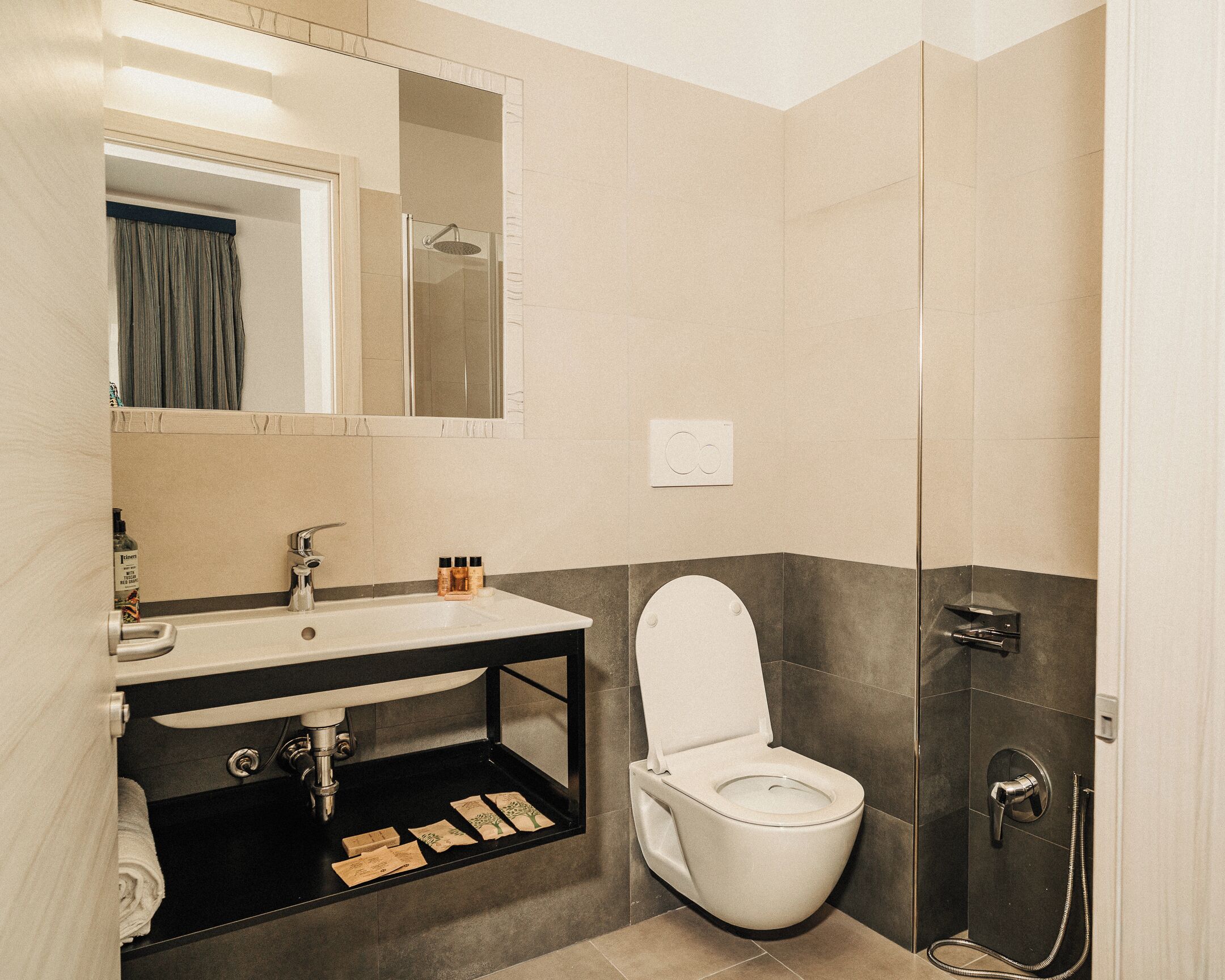 Chambre Simple | Salle de bain | Sèche-cheveux, serviettes fournies, savon, shampoing