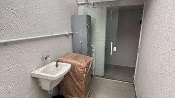 Chuveiro, papel higiênico