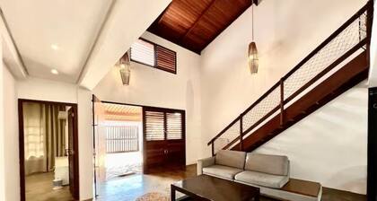 House with 4 suites and a swimming pool in the city center.