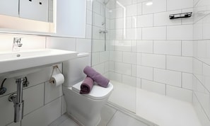 A modern bathroom with a white sink, toilet, and shower area. - Oasis Dunas Eguzkilore Sun & Pool by B-Rent: Your Ideal Retreat in Corralejo (Corralejo)
